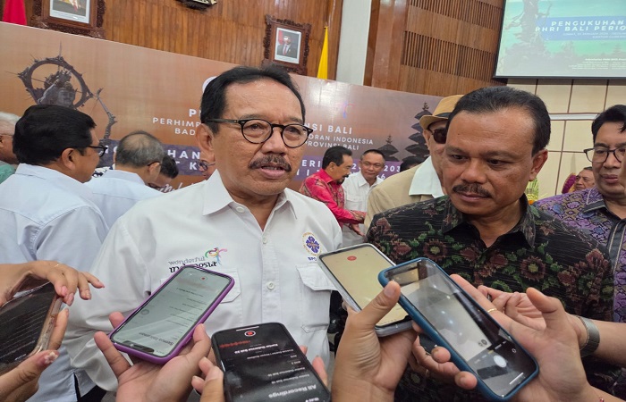 Ketua PHRI Bali, Tjokorda Oka Artha Ardana Sukawati atau Cok Ace (kiri) saat memberikan keterangan kepada wartawan.