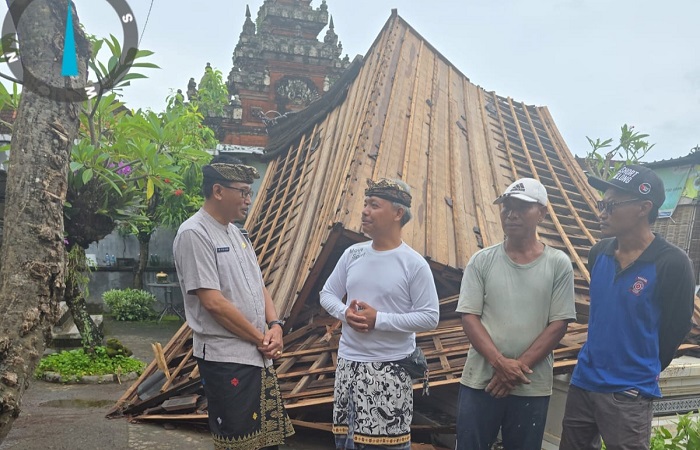 Petugas dari Dinas Sosial Kabupaten Gianyar melihat kondisi kerusakan akibat puting beliung di Batubulan Kangin, Kamis (22/1) kemarin.