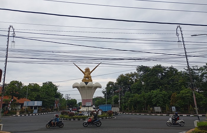 Kabel provider yang menggantung di depan Kantor Bupati Buleleng. Kabel-kabel yang semrawut akan ditata.