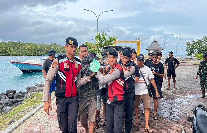 Petugas mengevakuasi I Gede Agus Satria Bayu, 39, setelah tersengat listrik di Nusa Penida.