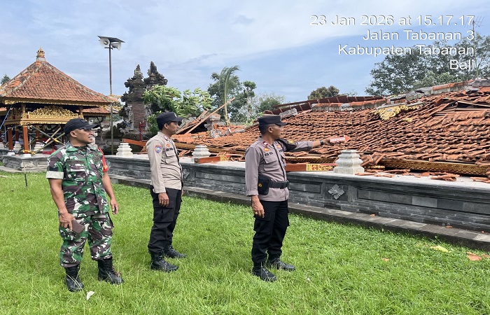Kondisi bangunan bale gong yang roboh ratah tanah di Pura Puseh Dasar, Banjar Dinas Senganan Kangin, Desa Senganan, Kecamatan Penebel, Tabanan.
