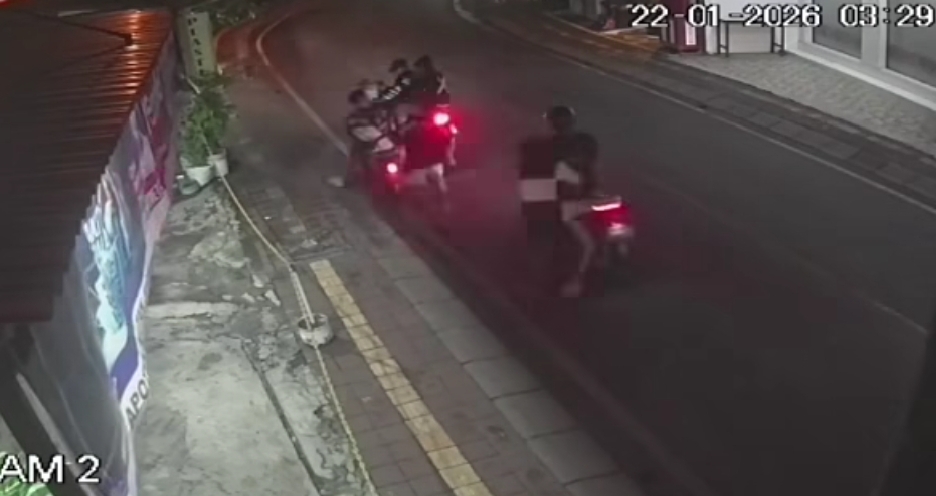 Rekaman video memperlihatkan detik-detik aksi dugaan begal di Jalan Buana Raya, Padangsambian, Denpasar Barat.