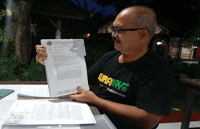 Made Pasek Sudarsana menunjukkan surat pemberitahuan pembatalan sertifikat tanah dari Kanwil BPN Bali.