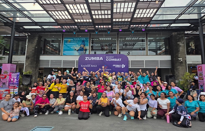 Sejumlah penggemar olah raga zumba meramaikan event zumba yang berlangsung di mall Bali Galeria pada Minggu (25/1) sore.