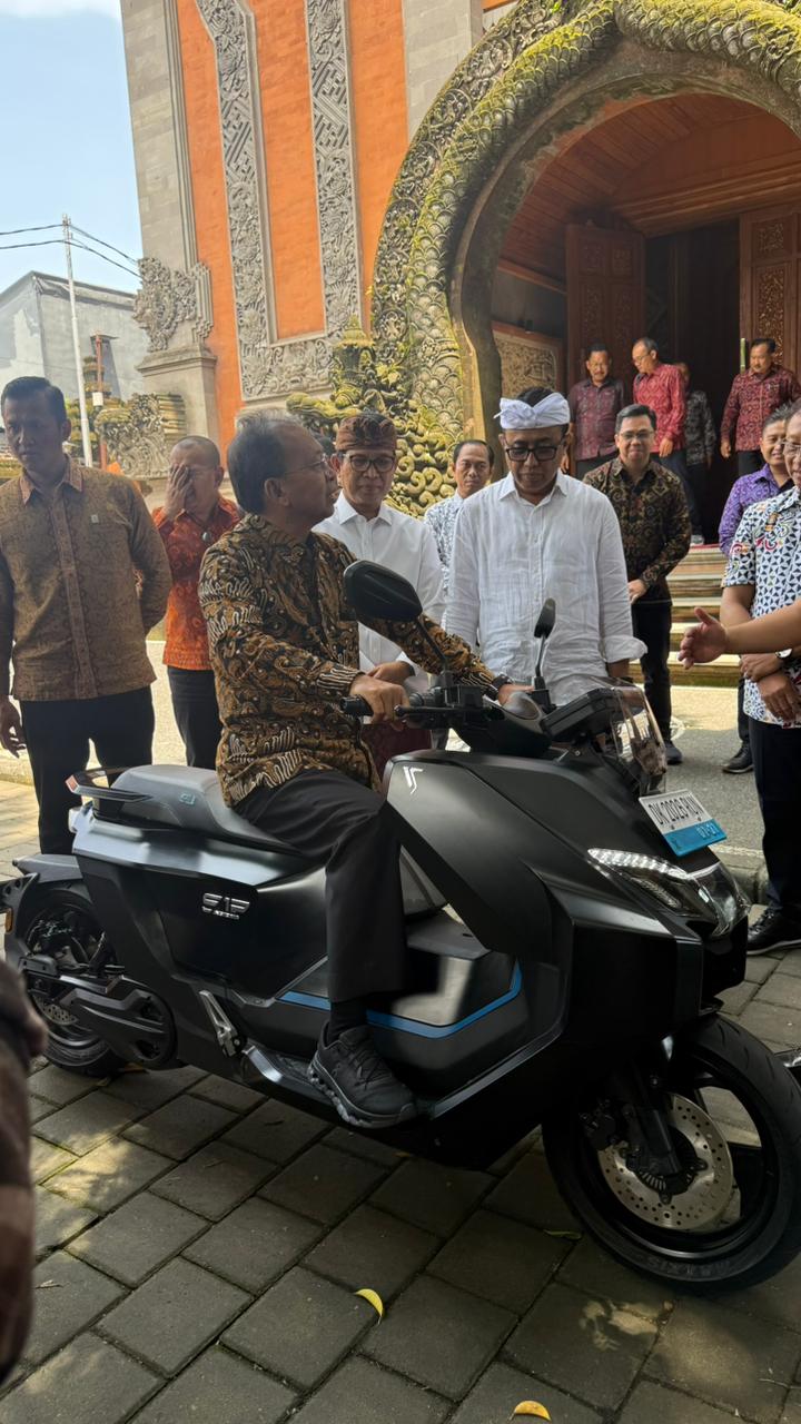 Gubernur Bali Wayan Koster saat mencoba motor listrik di Jayasabha, Denpasar.