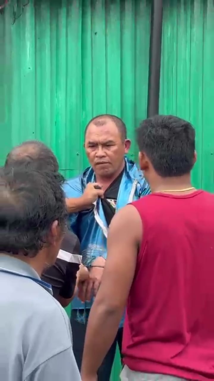 Oknum polisi I Wayan Sudiadnyana ketika diamankan warga, usai menjambret kalung milik pedagang di pinggir Jalan Raya Singaraja-Denpasar. Dia divonis 4 bulan penjara.