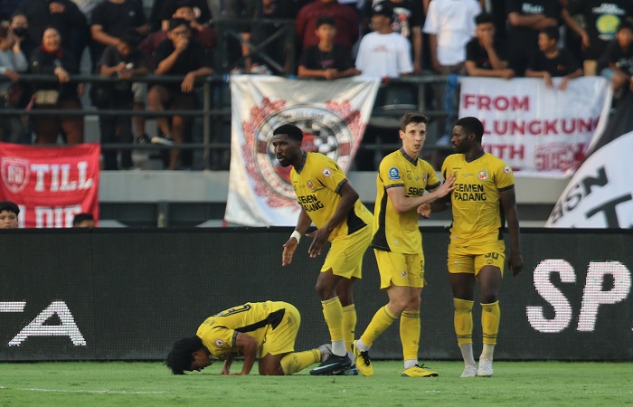 Ripal Wahyudi sujud syukur usai cetak gol ke gawang Bali United menyamakan keduddukan 3-3 di Stadion Dipta, kemarin.