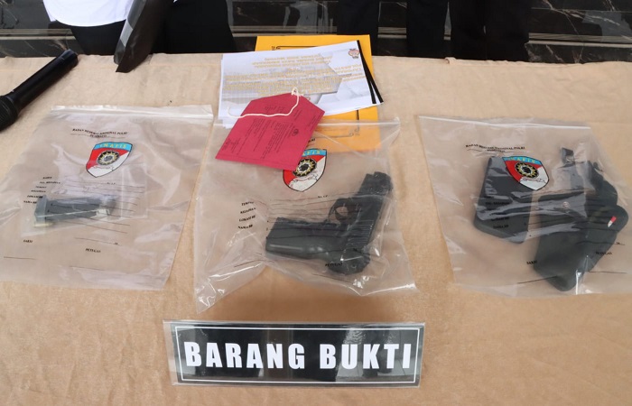 Polisi mengamankan senjata api ilegal yang melibatkan seorang pria berinisial ASR.33. Pelaku diketahui merupakan anggota Komponen Cadangan (Komcad) TNI Angkatan Darat.