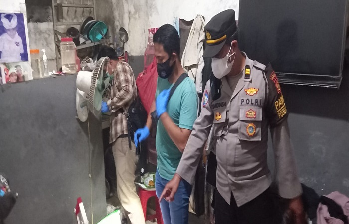 Wanita berusia 58 tahun ditemukan meninggal dunia di kamar mandi kosnya yang berada di Jalan Antasura, Gang Dewi Madri No. 2, Desa Peguyangan Kangin,