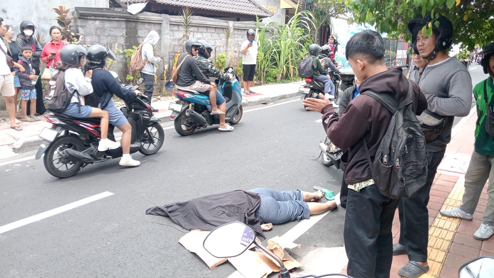 Terjadi kecelakaan maut di Jalan Kenyeri, Denpasar, yang menewaskan pengendara Honda Grand, Senin (26/1) kemarin.