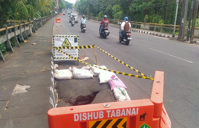 Kondisi Jalan Pahlawan berstatus Jalan milik Provinsi Bali yang berada didepan Setra Tabanan yang berlubang membahayakan pengguna kendaraan bermotor.