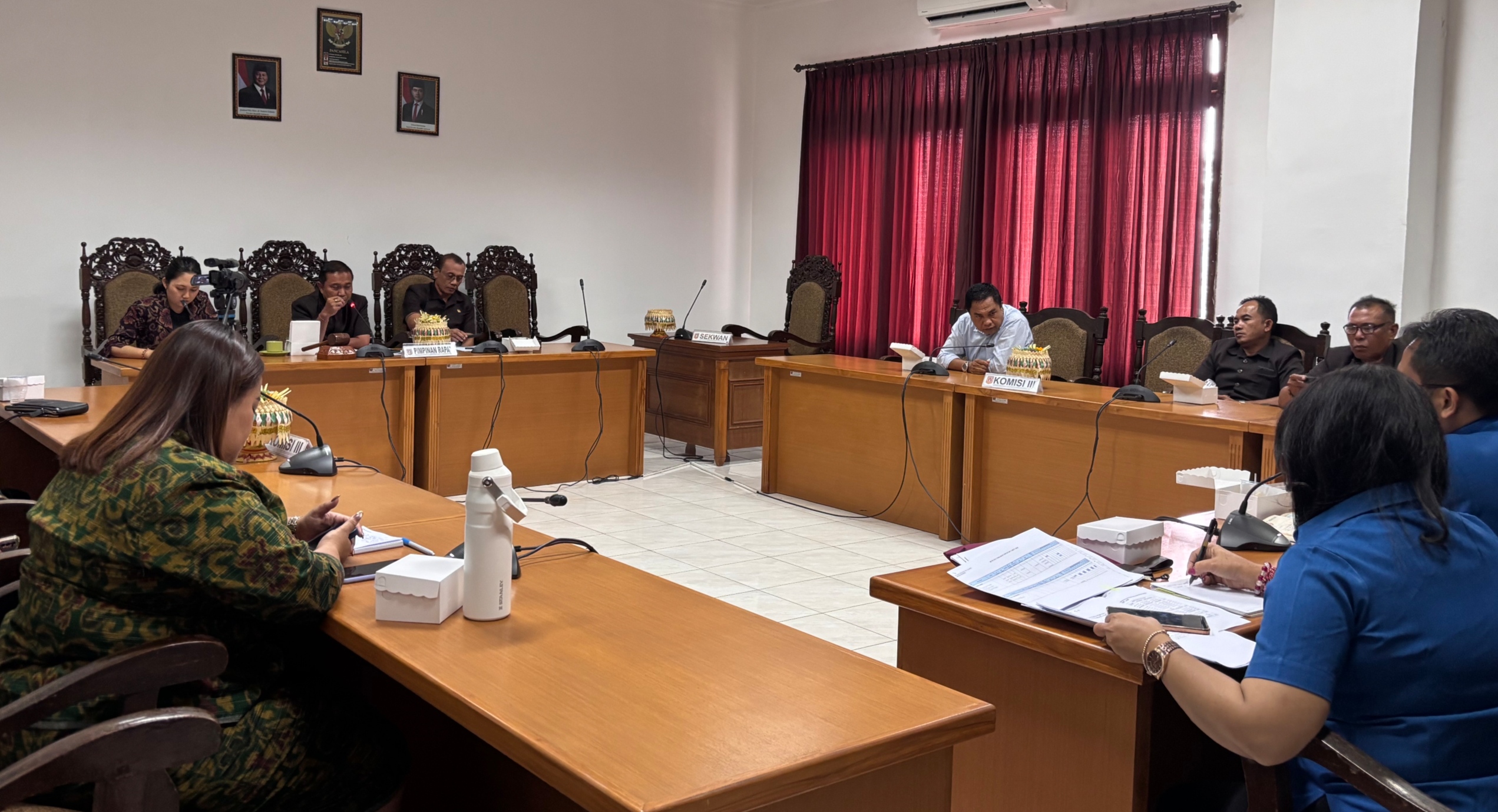 Komisi III DPRD Karangasem saat menggelar rapat kerja dengan PDAM Tirta Tohlangkir, Senin (26/1) kemarin.