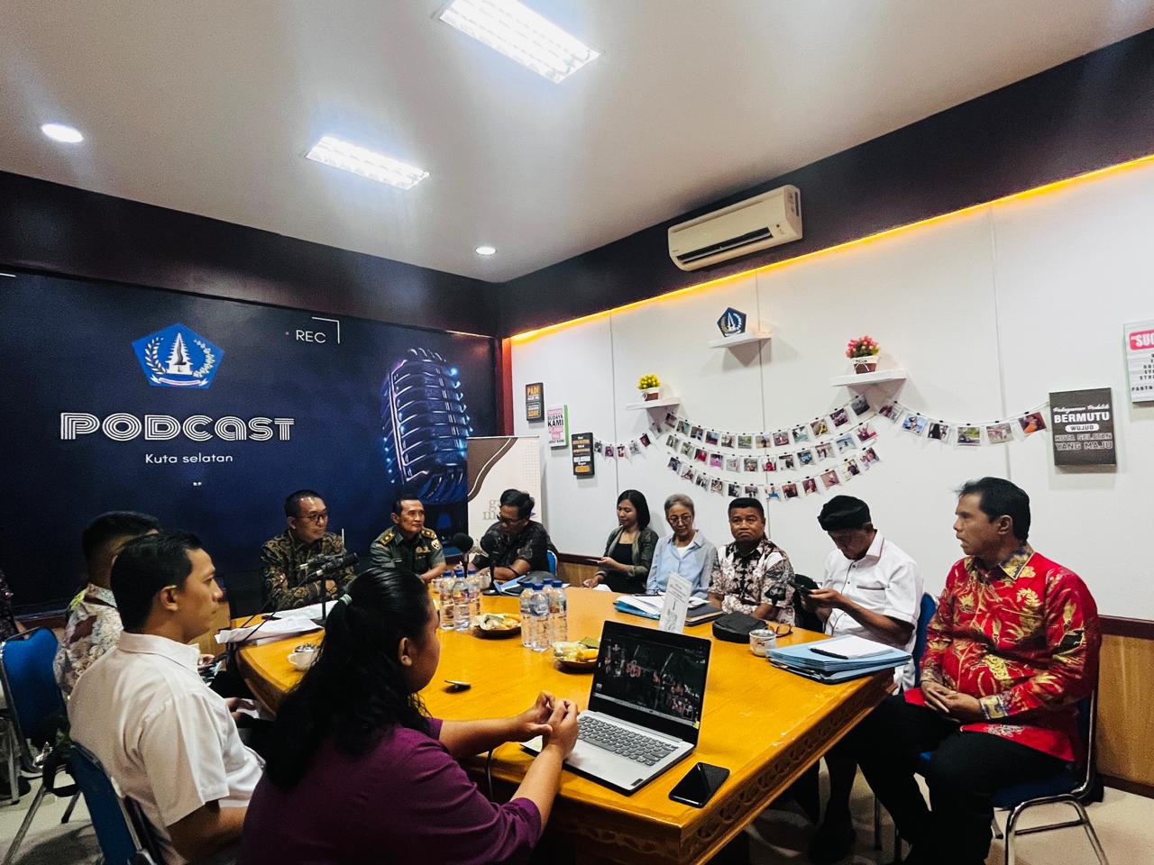 Camat Kecamatan Kuta Selatan melakukan mediasi terkait penutupan akses jalan, kemarin.