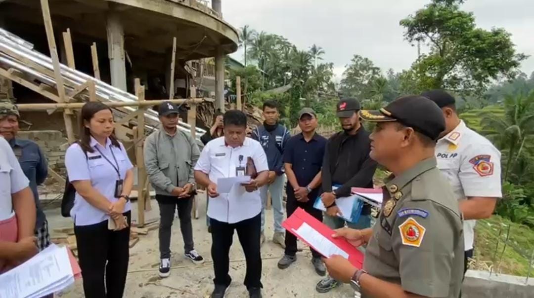 Petugas berada di proyek restoran di objek wisata Ceking yang tak berizin.