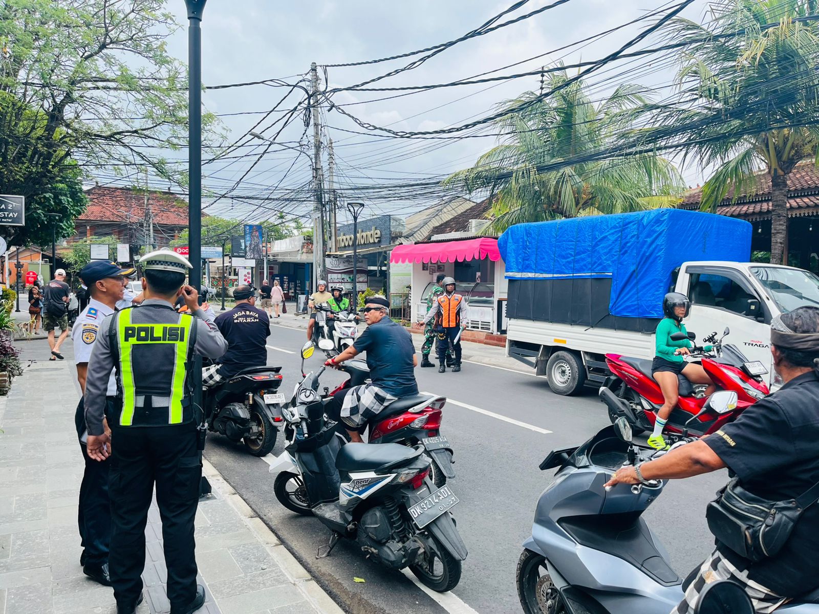 Polsek Denpasar Selatan (Densel) bersama sejumlah instansi terkait melaksanakan kegiatan penertiban parkir liar di sepanjang Jalan Danau Tamblingan, kawasan Sanur, kemarin.