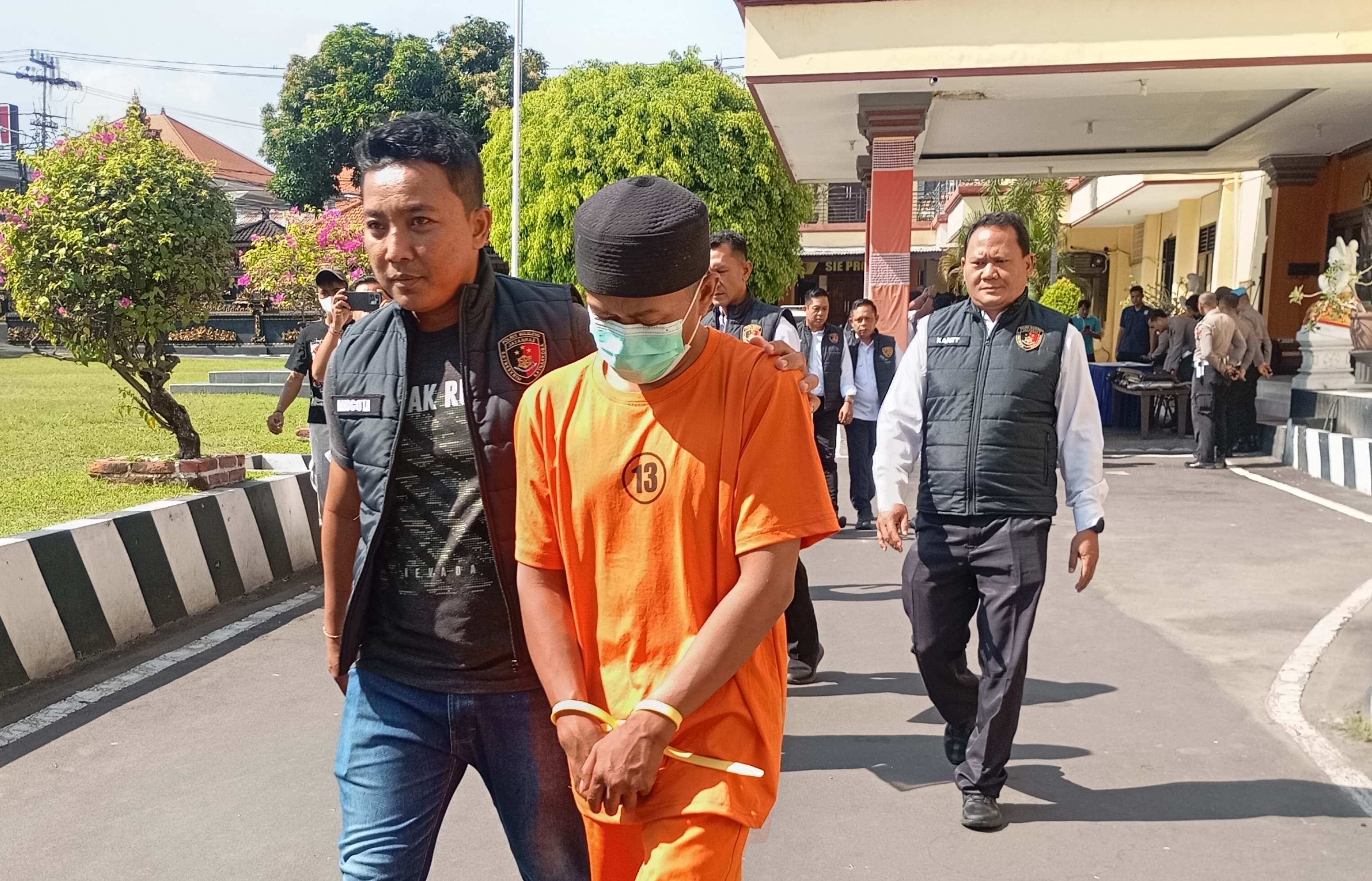 Terdakwa Ahmad Lutfi ketika press rilis di Mapolres Buleleng pada Juli 2025. Dengan barang bukti 220,77 gram sabu, mengantarnya dipenjara selama delapan tahun.