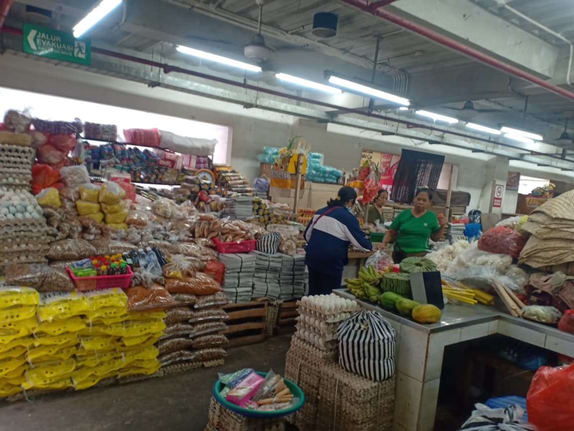 Aktivitas perdagangan di Pasar Rakyat Gianyar.