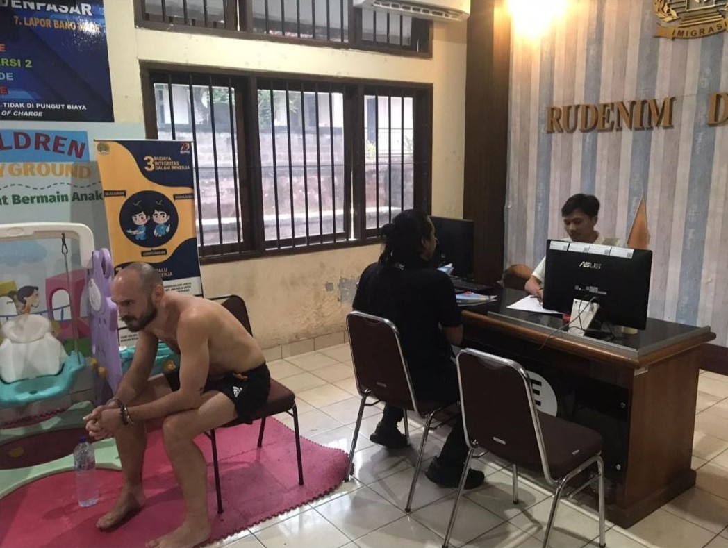 Pisarenka Pavel ketika berada di Rudenim Denpasar, usai dipindahkan dari Kanim Singaraja. Ia kini menunggu deportasi.