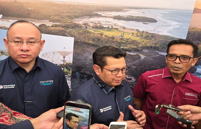PLT Direktur Utama ITDC, Ahmad Fajar (tengah) dan Nyoman Budiarta selaku Kadis Pariwisata Kabupaten Badung (kiri), saat di Peninsula Islan.