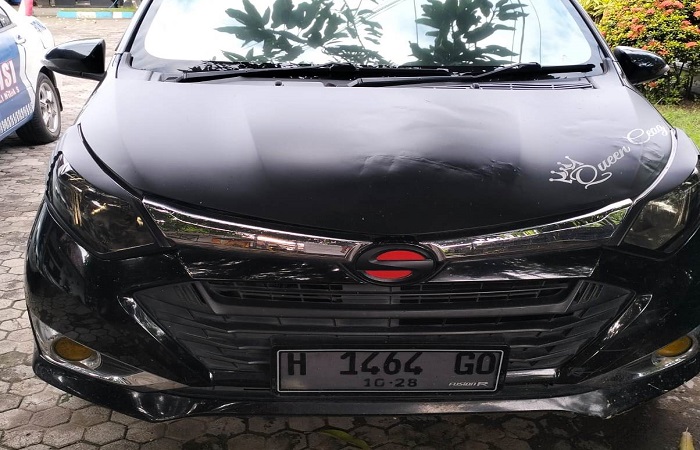 Mobil yang digunakan ketiga pelaku pencurian saat beraksi membobol minimarket di Jembrana, Bali.