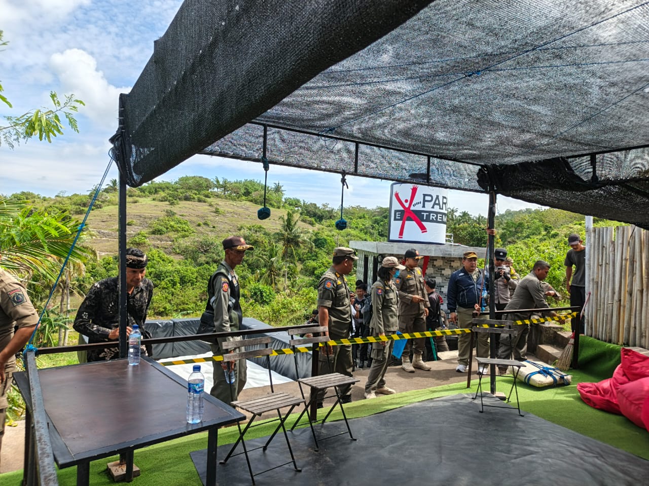 Satpol PP Kabupaten Klungkung didampingi pihak kepolisian Polsek Nusa Penida, perbekel dan kepala dusun setempat, menutup kembali wahana Bungee Jumping Extream Park Bali.
