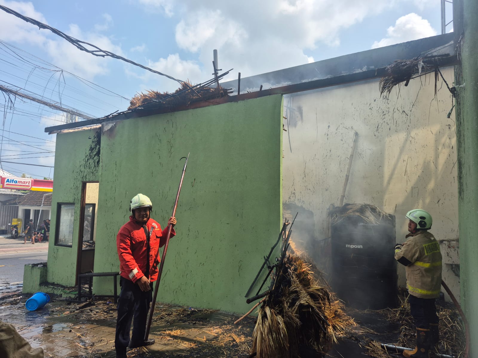 Proses pemadaman api yang membakar&nbsp;pos satpam Casa Padel Bali di&nbsp;Jalan Uluwatu I No 97&nbsp;Kel Jimbaran, Badung.&nbsp;