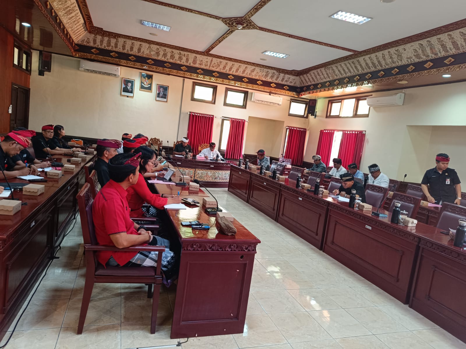 Suasana rapat Pemkab Tabanan bersama dengan Pansus VIII DPRD Tabanan di Dewan Tabanan yang membahas soal pola pengelolaan kerjasama DTW Tanah Lot, Desa Beraban Kediri Tabanan.
