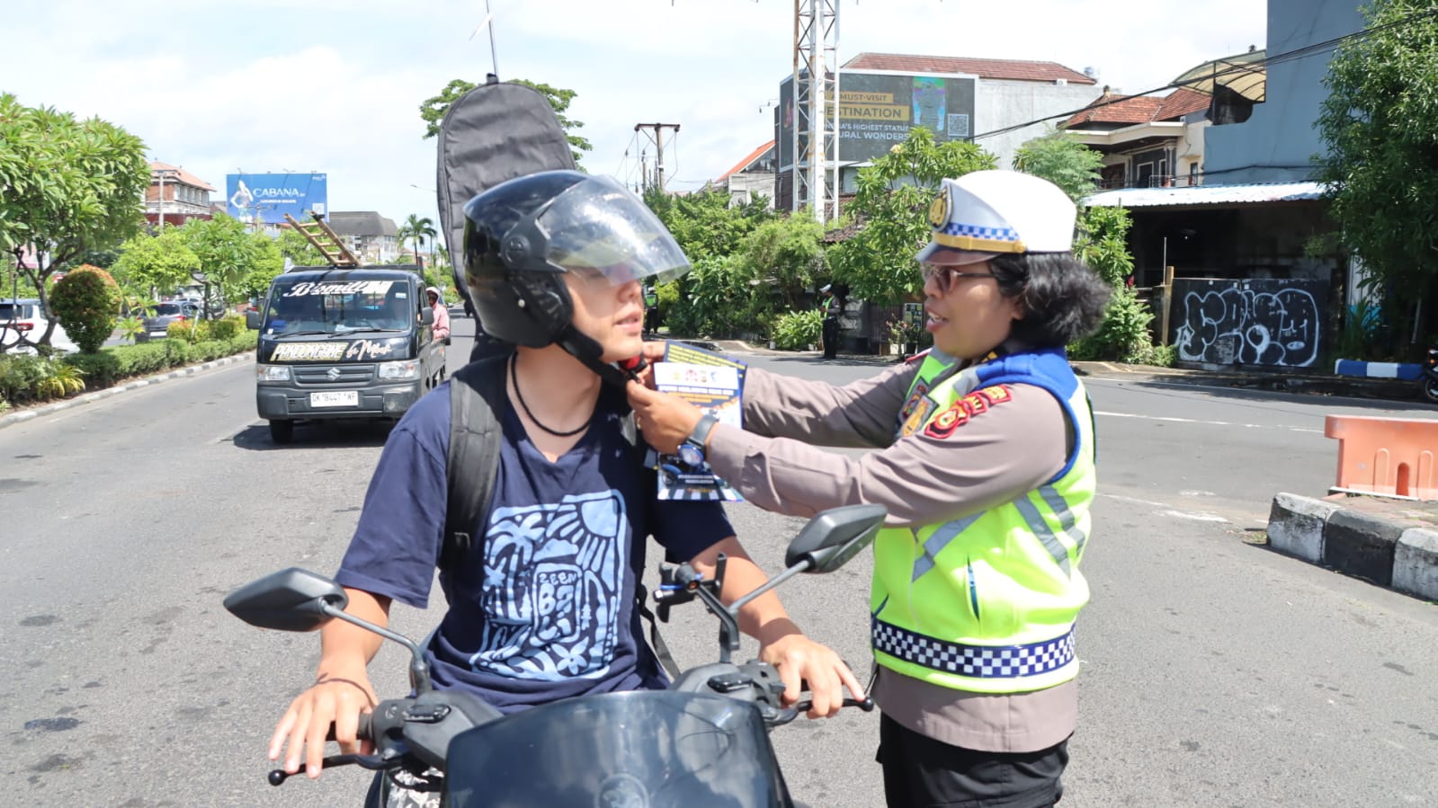 Satlantas Polresta Denpasar Lakukan Penindakan dan Edukasi di Traffic Light Sunset Road