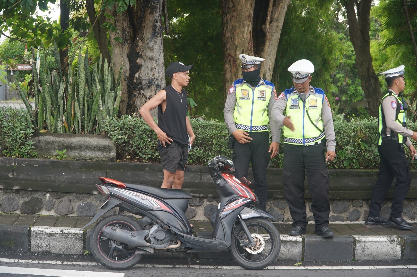 Pelaksanaan operasi hari kedua ini, Polresta Denpasar menindak sebanyak 8 pelanggar lalu lintas. Adapun barang bukti yang disita berupa 3 lembar STNK, 4 unit sepeda motor (SPM), dan 1 lembar SIM.