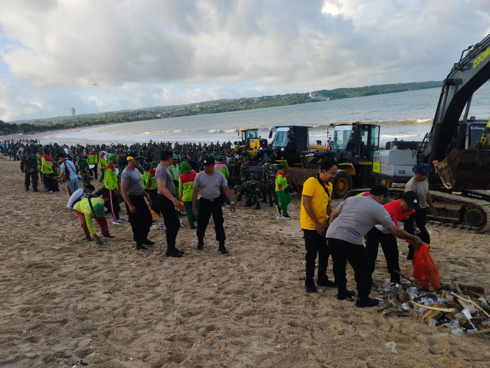 Aparat gabungan turun bersihkan sampah di Pantai di Bali setelah dikritik presiden RI Prabowo Subianto.