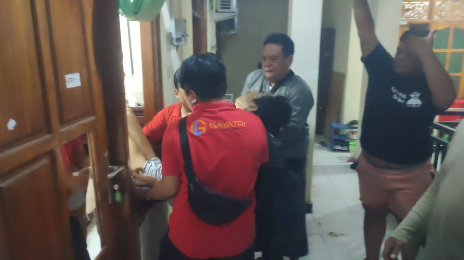 Proses evakuasi penghuni kos yang terkunci di dalam kamarnya. Sayangnya ia meninggal dunia dalam perjalanan menuju rumah sakit.