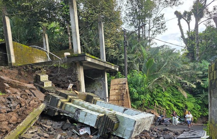 Kondisi bangunan senderan rumah warga di Desa Duda, Kecamatan Selat amblas akibat longsor.