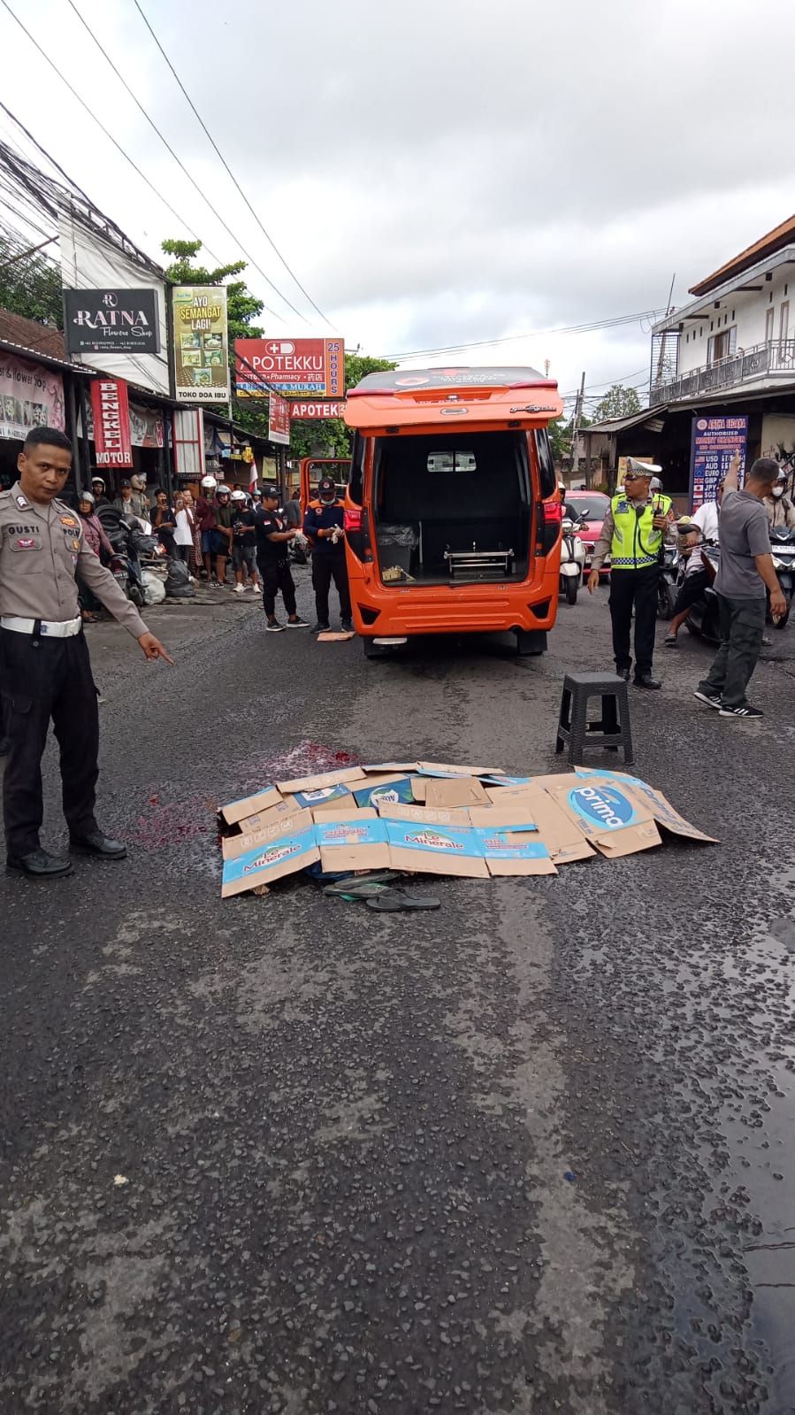 Polisi mendatangi TKP kecelakaan maut di jalur padat Canggu&ndash;Pererenan.