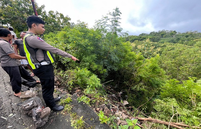Polisi mendatangi lokasi truk terjun bebas ke jurang di Jalan Raya Jurang Pahit, Desa Kutamp, kemarin.