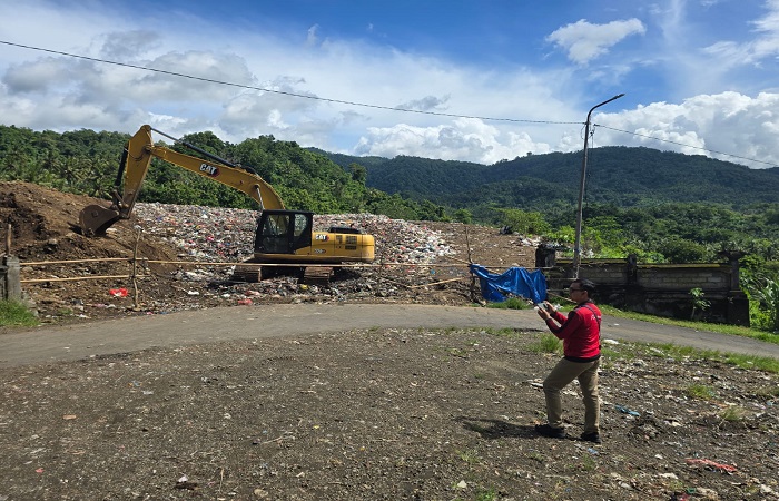 Warga memasang pagar bambu di pintu keluar masuk TPA Sente, Desa Pikat, Kecamatan Dawan, Senin (2/2).
