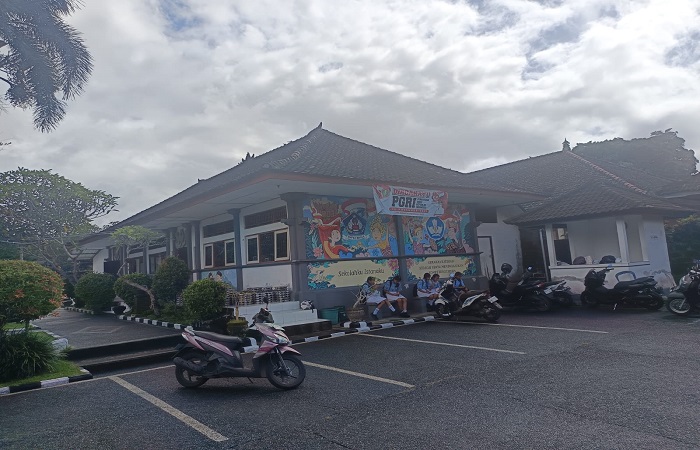 Suasana sekolah SMPN 2 Marga, Tabanan setelah siswanya kerauhan massal.