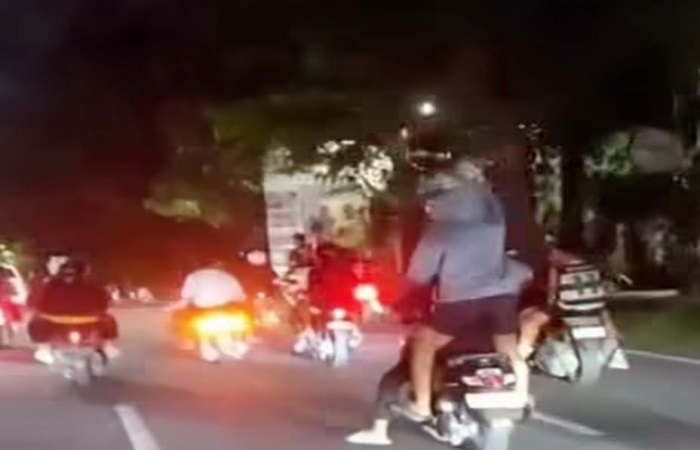 Aksi Ugal-ugalan sejumlah remaja di Jalan Puputan Renon viral di media sosial. Kini, polisi memburu para remaja tersebut.