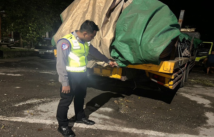 Anggota Polsek Tabanan melakukan olah TKP di lokasi kecelakaan lalu lintas di Jalan By Pass Ir Soekarno Tabanan yang menewaskan pengendara motor.