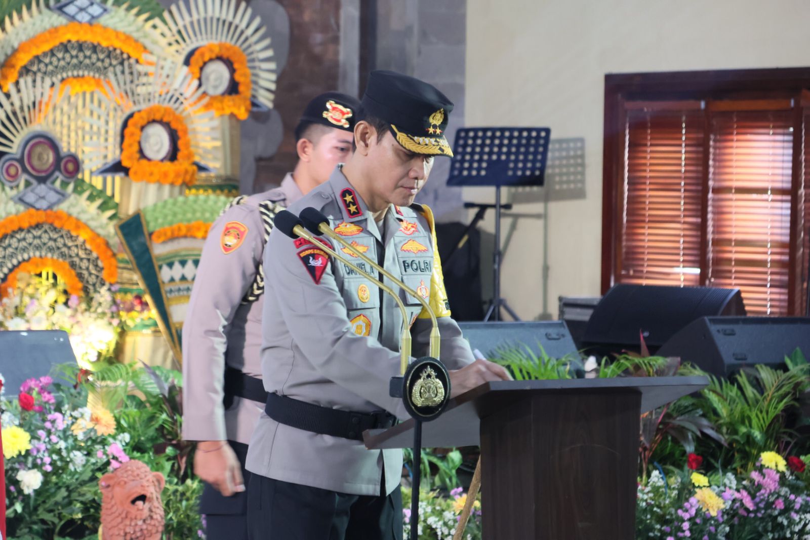 Kapolda Bali Irjen Pol Daniel Adityajaya memimpin upacara serah terima jabatan Wakapolda Bali, Kapolresta Denpasar, serta pelantikan Kapolres Klungkung yang digelar di Gedung Presisi Mapolda Bali.