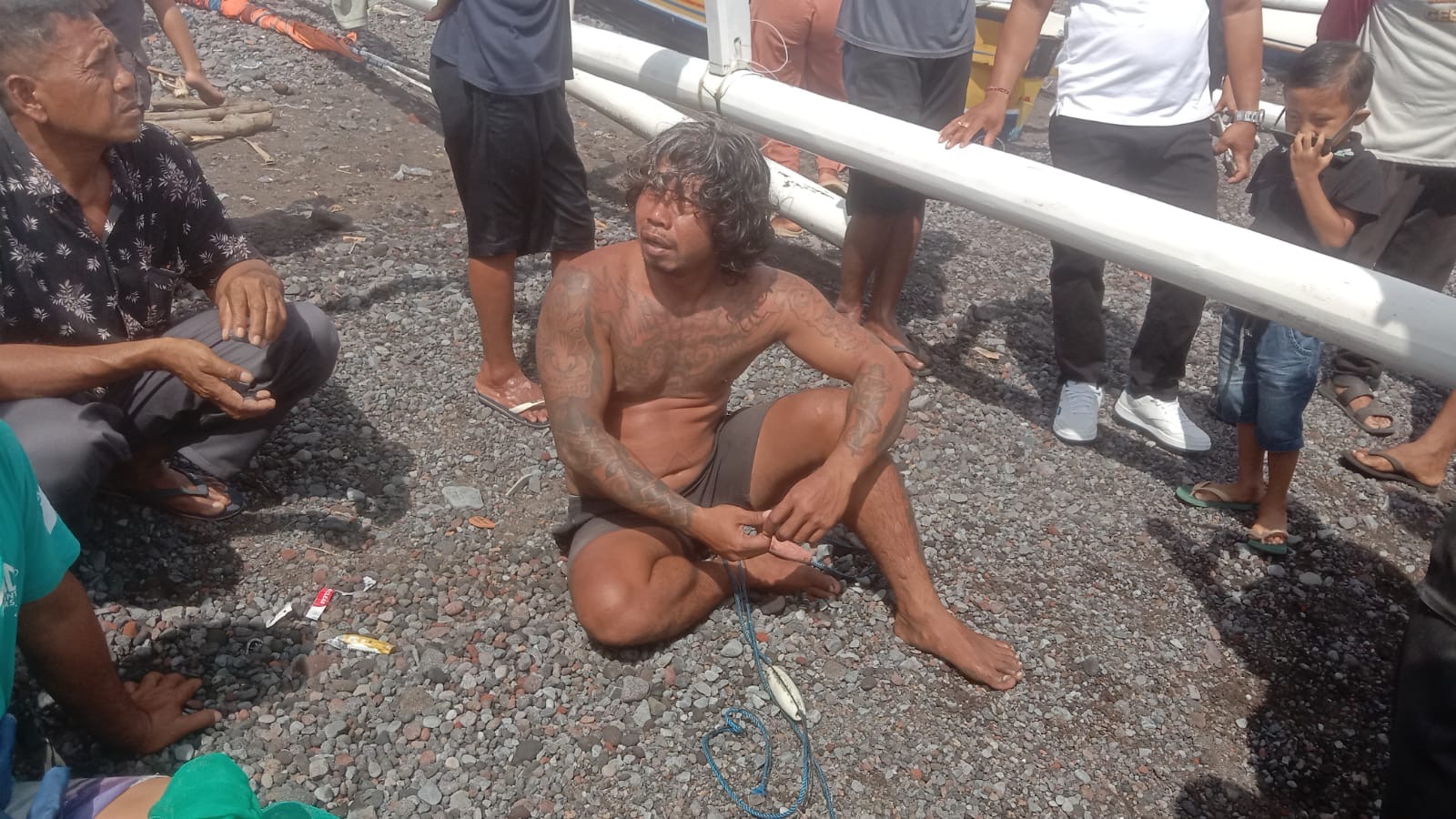 Nelayan I Ketut Astika saat berada di bibir pantai usai mengalami musibah jukung miliknya ditabrak kapal jenis Tug Boat saat mencari ikan di perairan Tulamben, Kamis (5/2) kemarin.