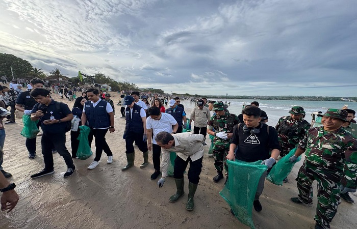 Menteri Lingkungan Hidup/Kepala BPLH Hanif Faisol Nurofiq dan Menteri Pariwisata RI Widiyanti Putri Wardhana ikut dalam aksi kerja bakti (korve) bersih-bersih sampah di pantai Kedonganan.