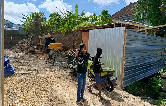 Proyek resto di Jalan Dharma Giri dihentikan karena tidak ada izin dan mengotori jalan raya.
