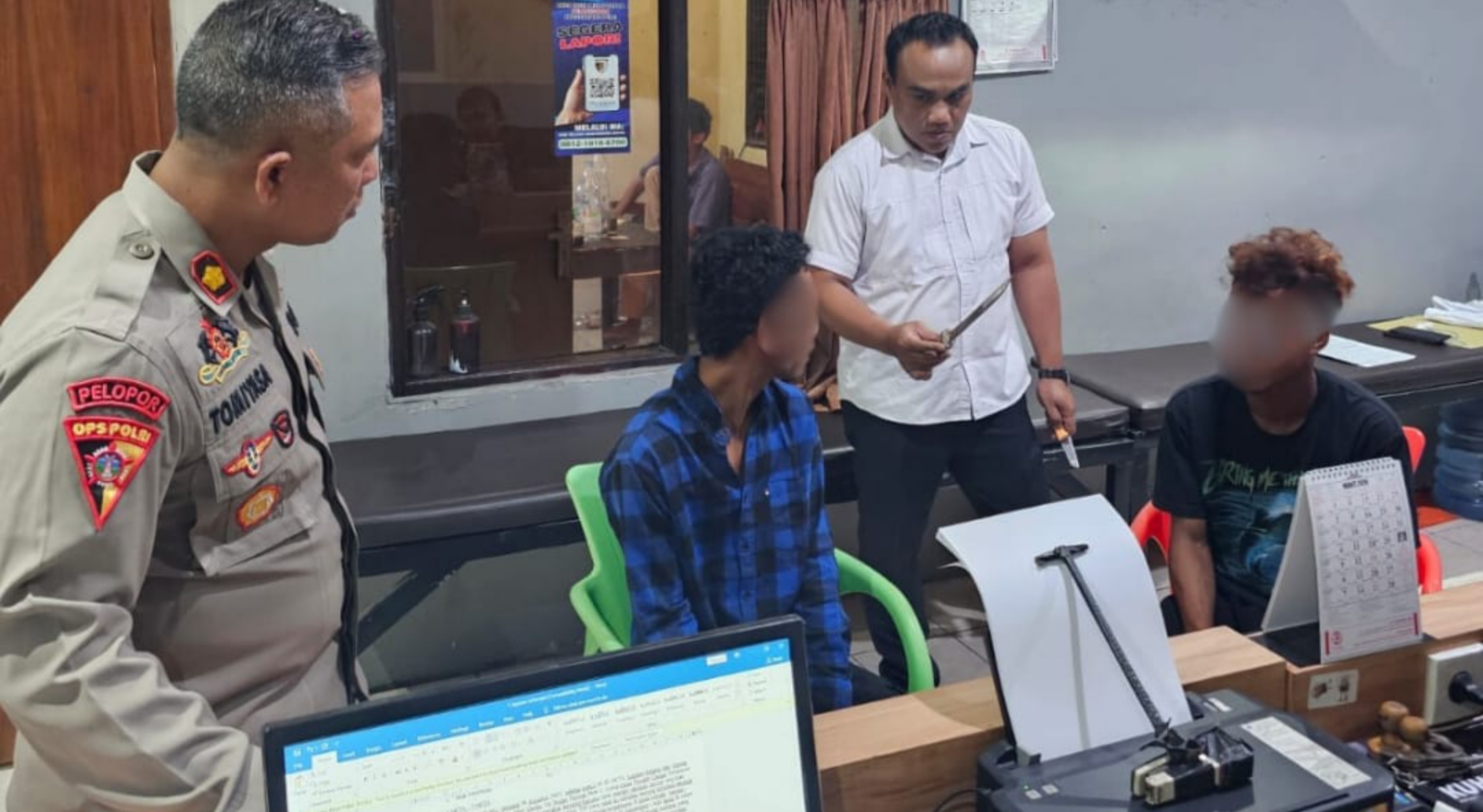 Polisi menangkap dua pria berinisial E,23, dan RP,20, yang kedapatan membawa senjata tajam di Lapangan Renon, kemarin. Sementara satu orang lainnya tidak ditemukan membawa barang berbahaya.