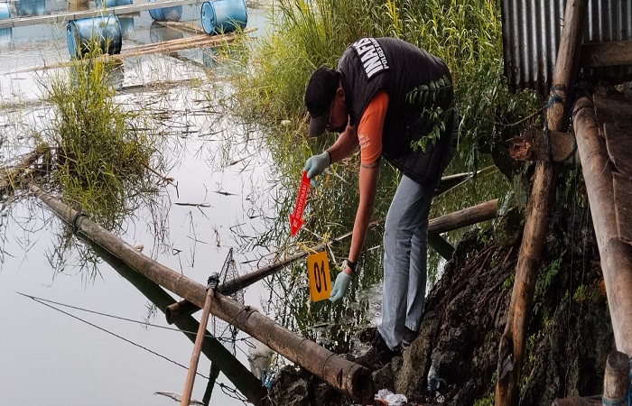 Polisi melakukan olah TKP di lokasi pemancingan di Danau Bataur. Satu orang tewas disambar petir, Minggu (8/2) kemarin.