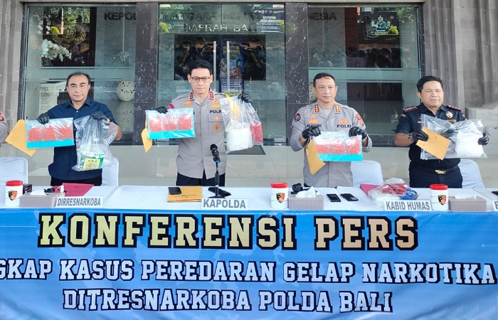 Kapolda Bali Irjen Pol Daniel Adityajaya saat konferensi pers di lobi Mapolda Bali, Sabtu (7/2) kemarin. Polda berhasil mengamankan para tersangka WNA dan 10 Kg narkoba.