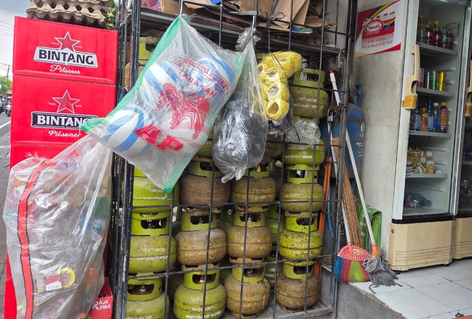 Deretan tabung gas kosong di salah satu warung kelontong di Canggu, Kuta Utara, Badung.