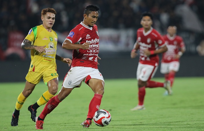 Laga Bali United vs Persebaya Surabaya di Stadion I Wayan Dipta Gianyar, Bali, Sabtu (8/2) lalu. Ricky Fajrin (kanan) dibayangi Gali Freitas.