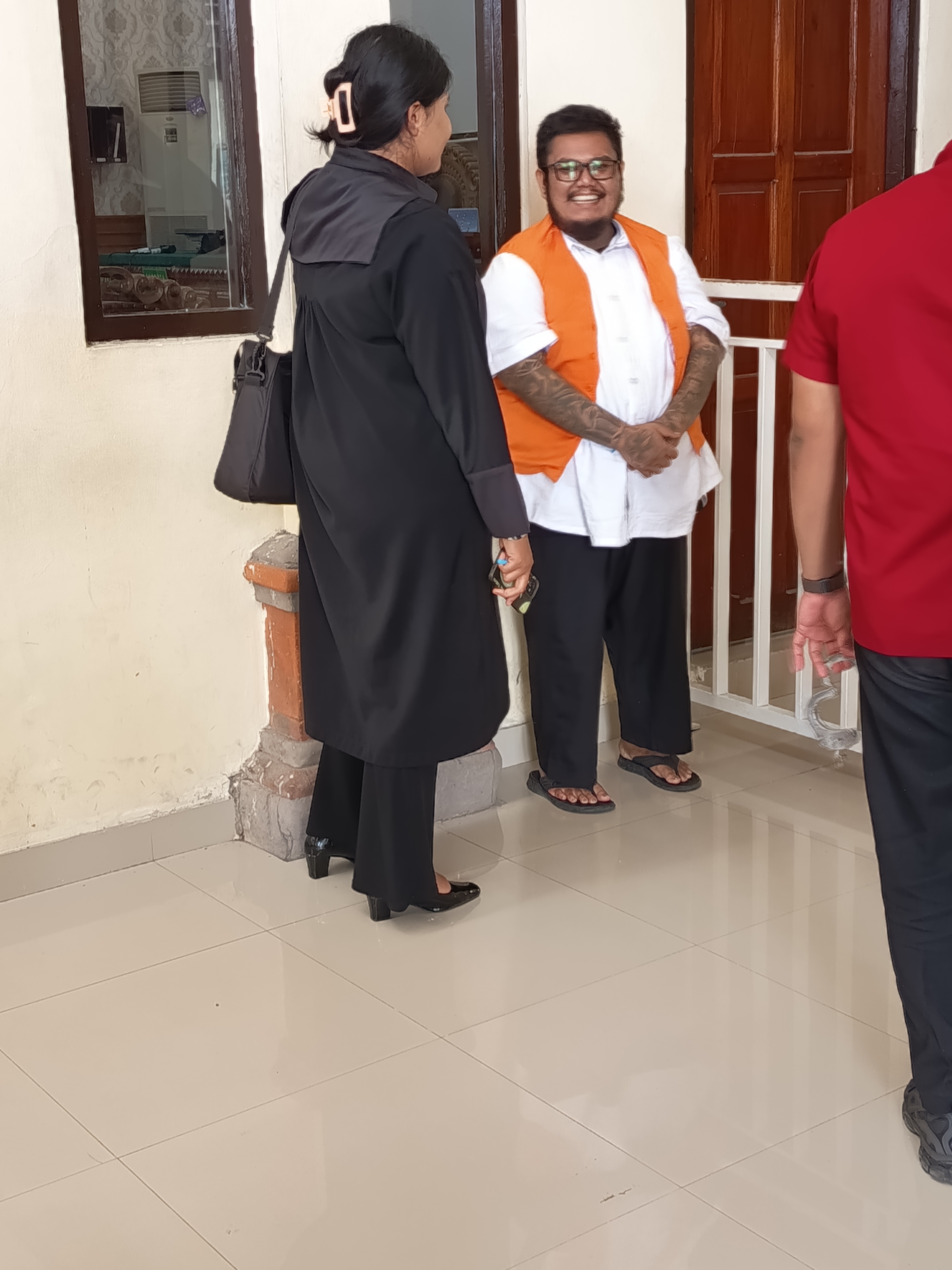 Terdakwa M. Koko usai menjalani sidang putusan di PN Denpasar, Selasa kemarin.
