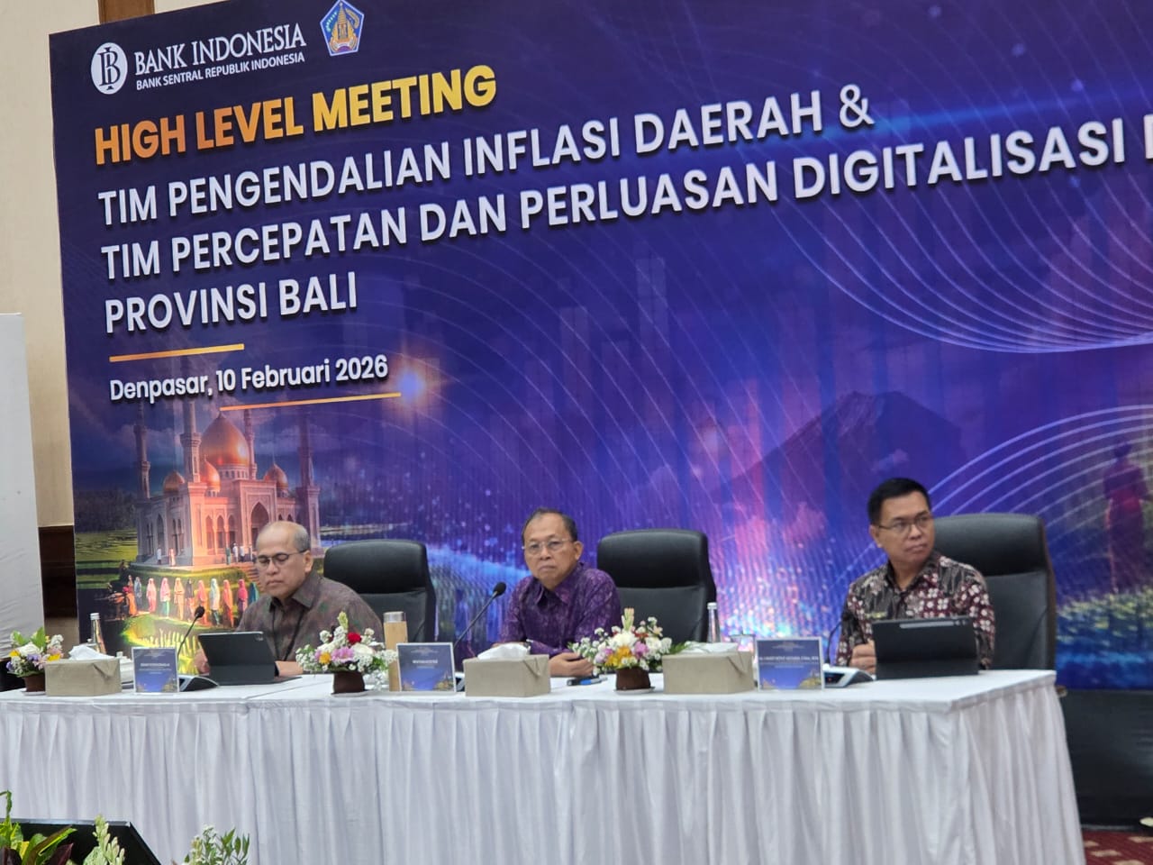 Wayan Koster (tengah) bersama Kepala Kantor Perwakilan wilayah Bank Indonesia (KPwBI) Provinsi Bali Erwin Soeriadimadja (kiri) di Kantor Perwakilan Bank Indonesia Provinsi Bali, kemarin.