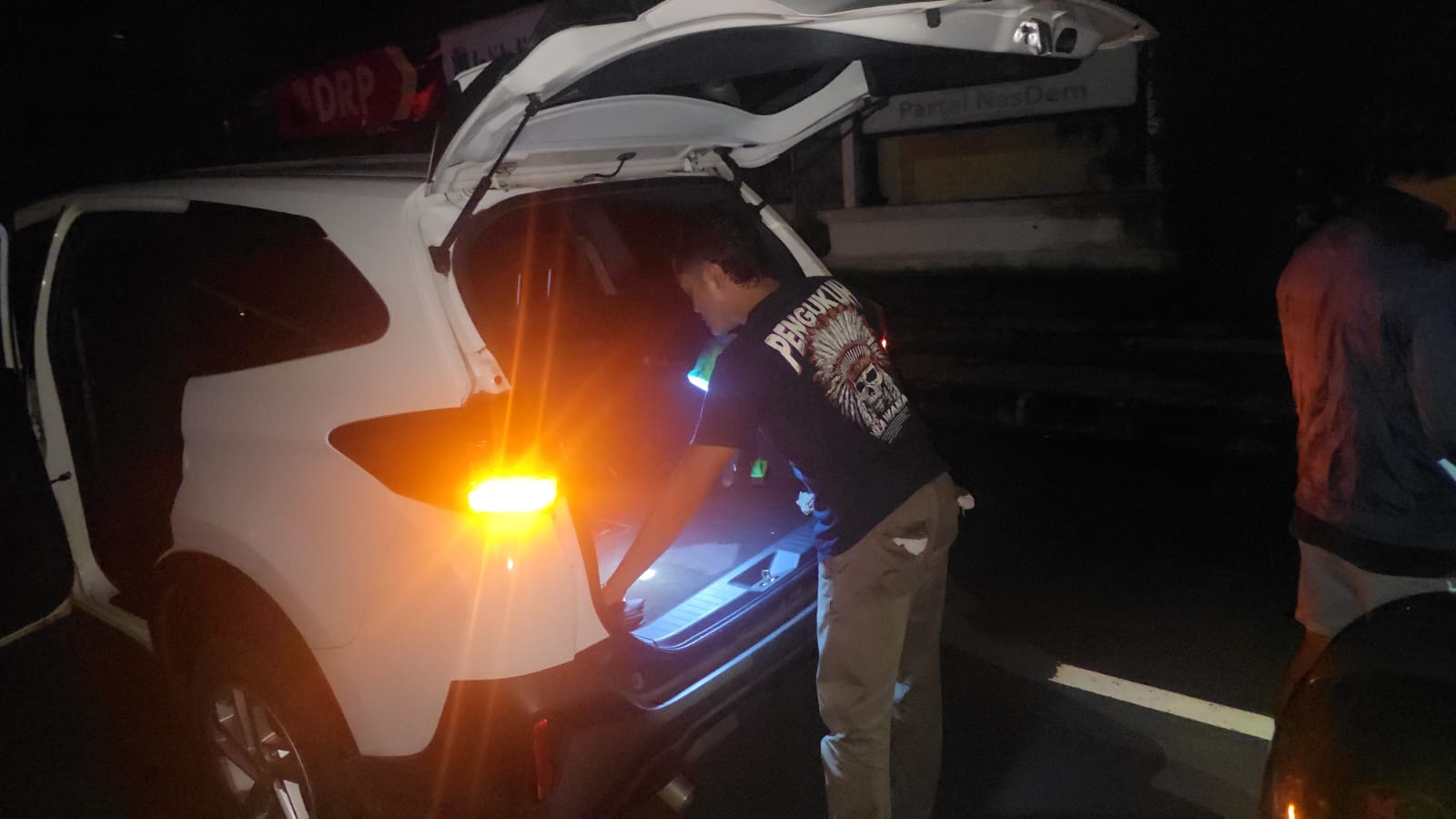 Personel Satresnarkoba Polres Klungkung memeriksa mobil oknum PPPK Pemkab Klungkung berinisial IWYP yang diduga melakukan penyalahgunaan narkotika.